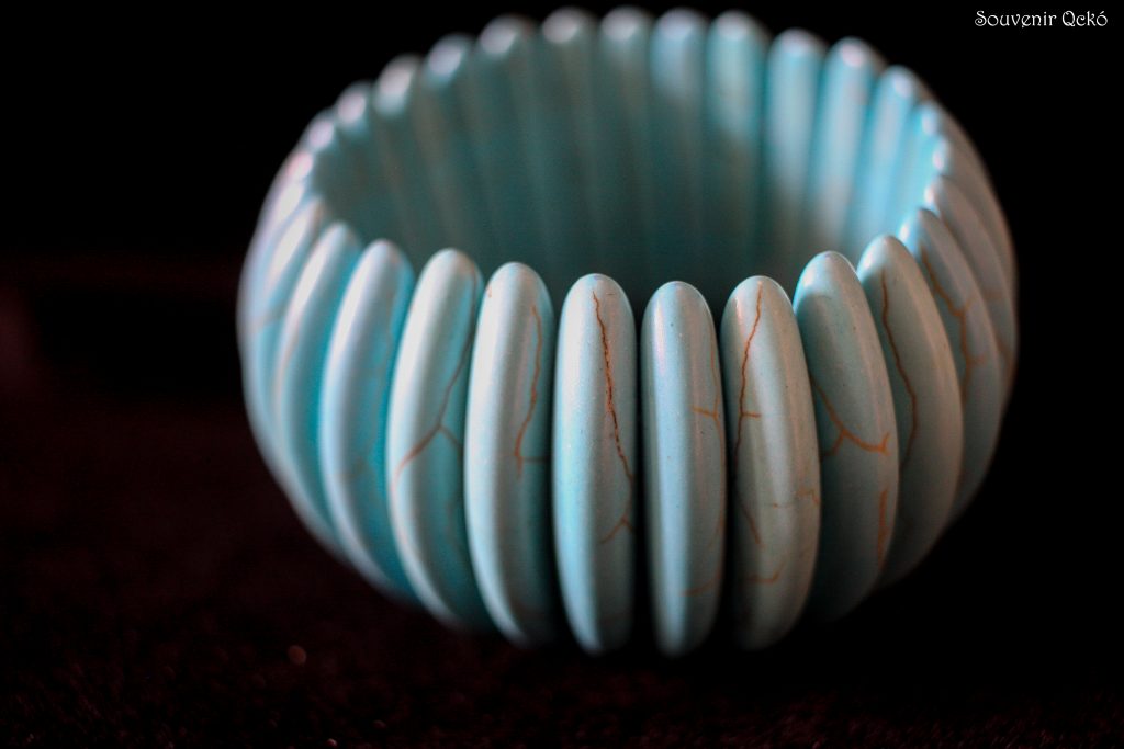 Női karkötő színezett kagylóból türkiz kék
